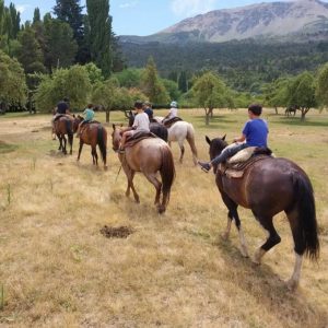 Cabalgata en el faldeo del Cerro Piltriquitrón