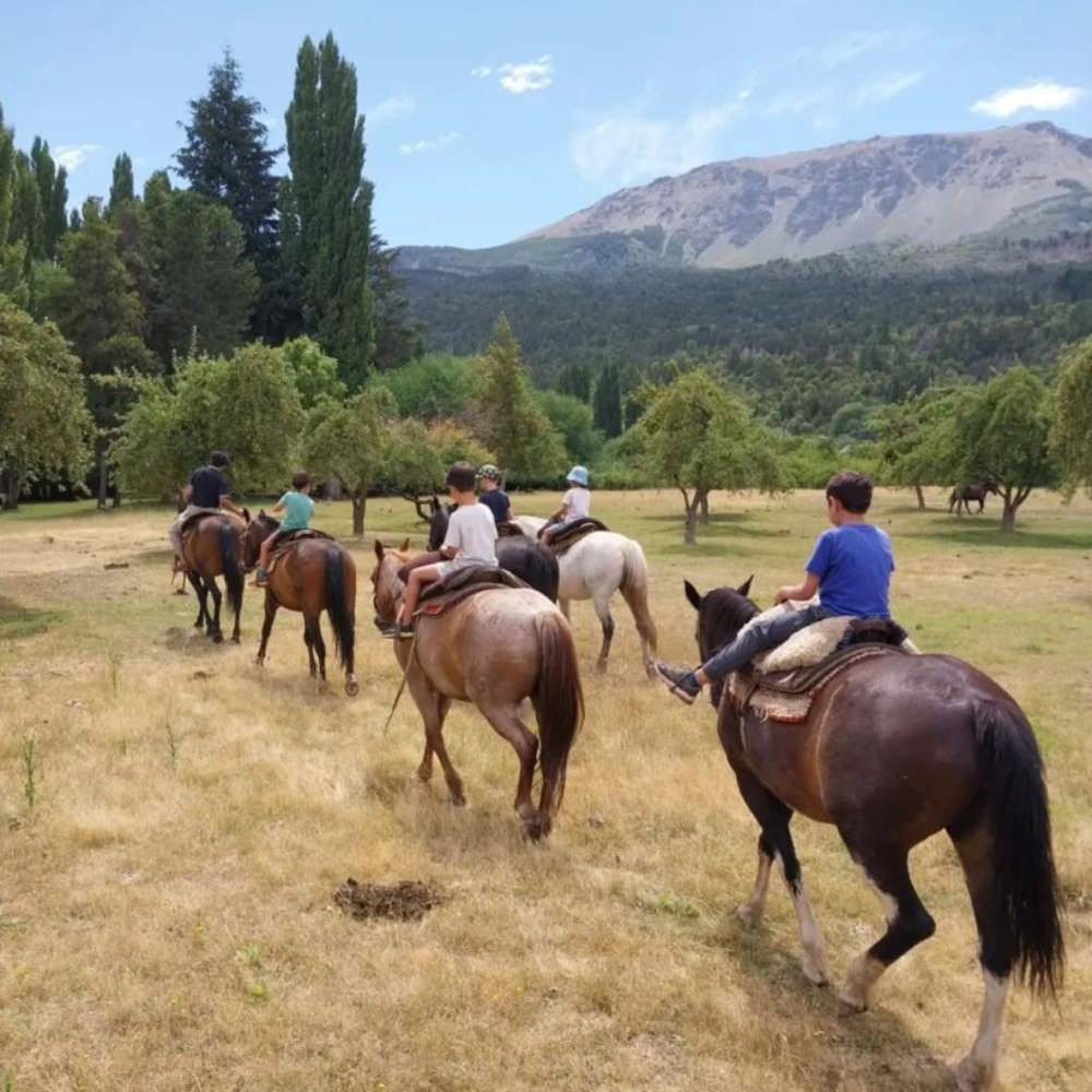 cabalgata en el faldeo del cerro piltriquitron